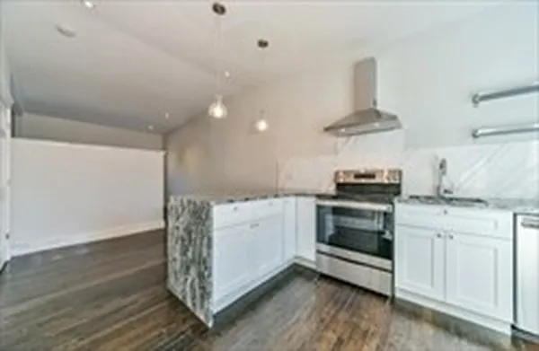 35 Swallow St #3 — Photo 1