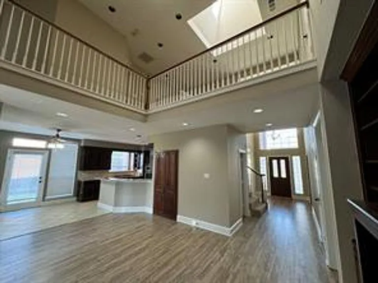 1100 Hunters Creek Dr — Photo 5