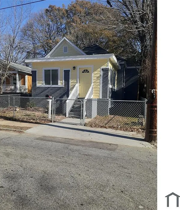 3 bed, 100 sqft, $1,900 — Photo 1