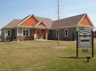 W175N5262 Highridge Dr, Menomonee Falls, WI 53051