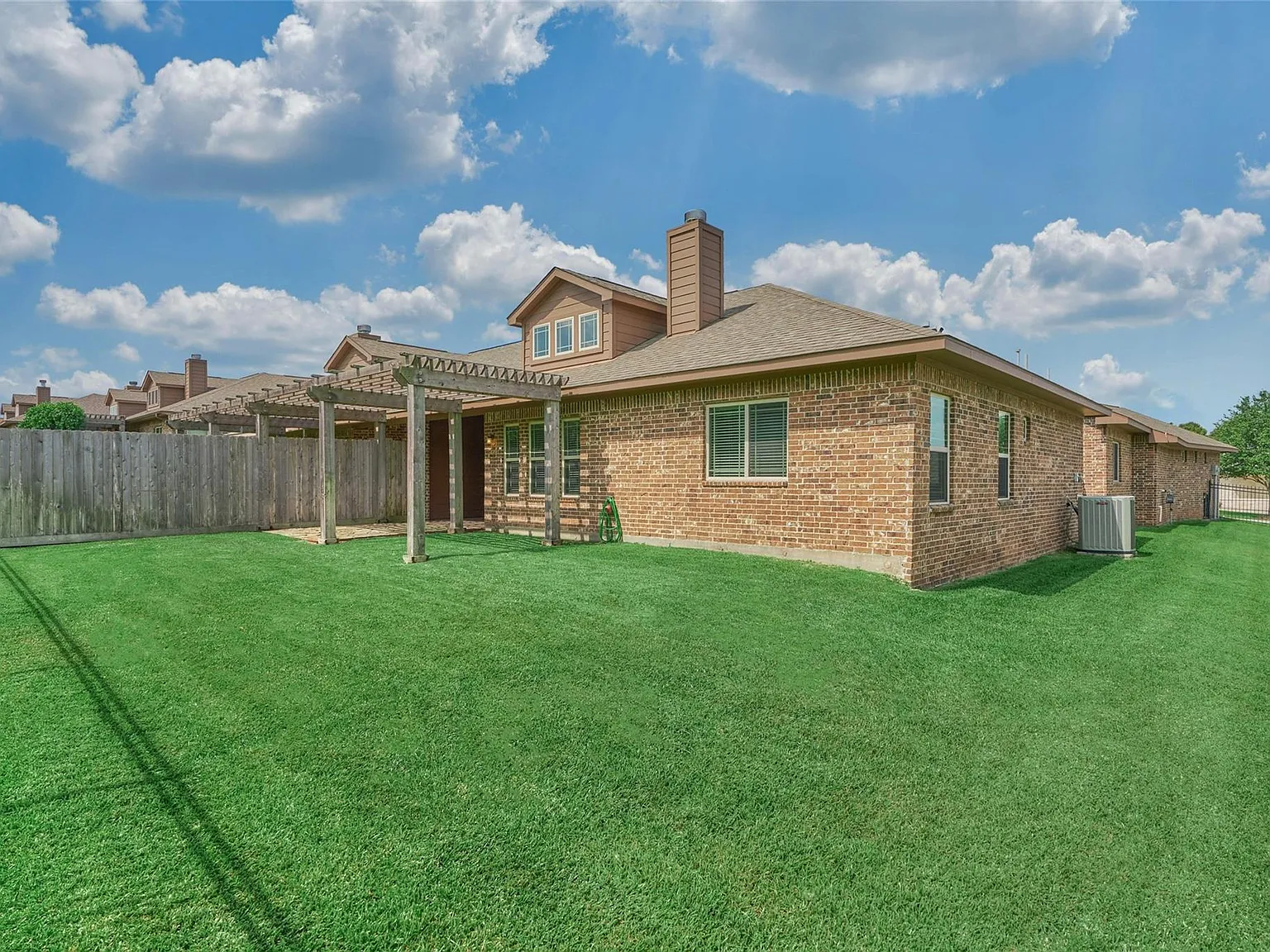 3 bed, 2.5 bath, 2078 sqft, $2,500 — Photo 2