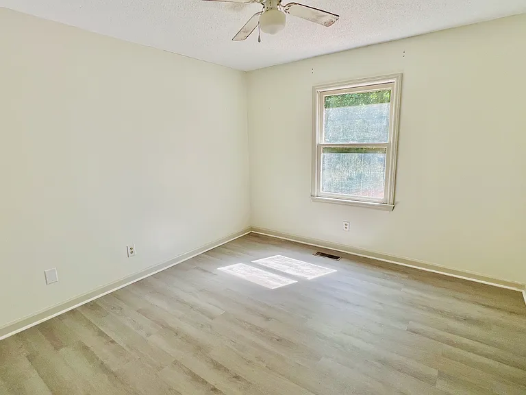 102 Pinewood Dr — Photo 14