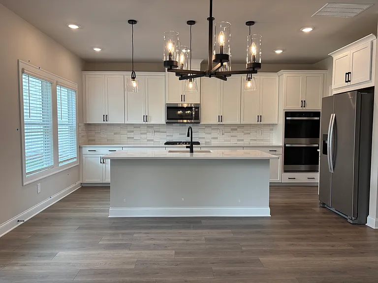 2829 Sweet Red Cir — Photo 2