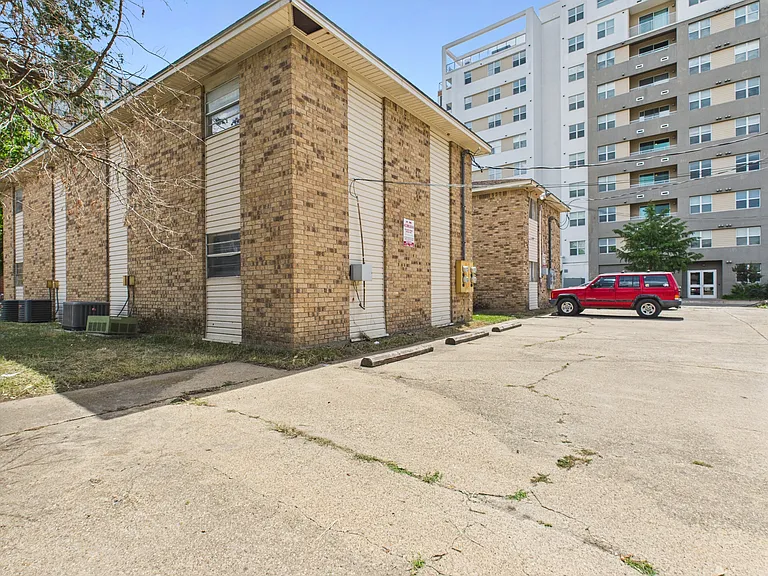 403 Boyett St N — Photo 1
