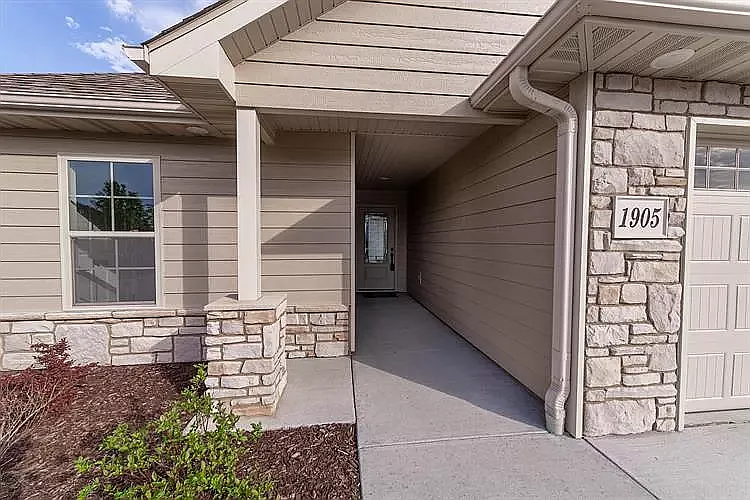 1905 Kenilworth Dr — Photo 2