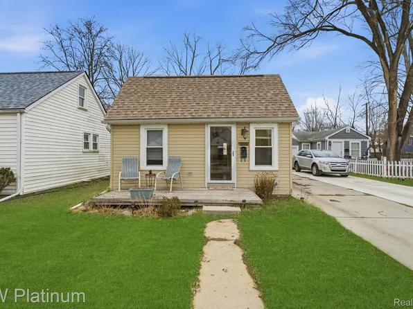 20919 Hollywood St, Harper Woods, MI 48225