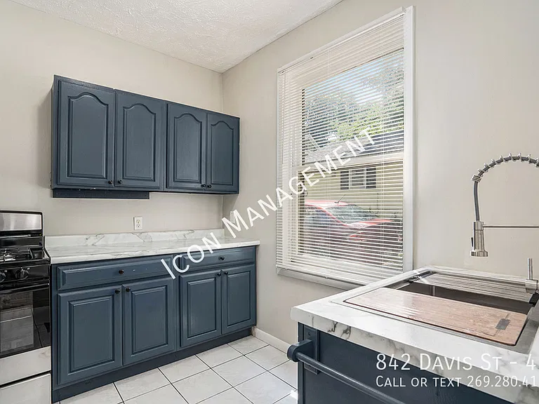 842 Davis St #4 — Photo 8