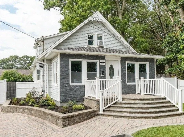 78 Whittier Avenue, North Babylon, NY 11703