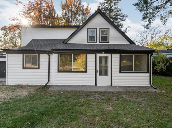 9554 Palmer Rd, Whitmore Lake, MI 48189