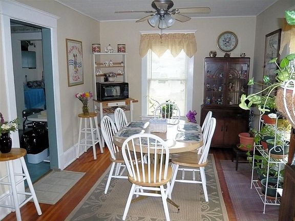 Large Dining Room for Family Gatherings