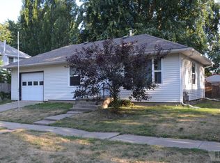 306 C Ave W, Oskaloosa, IA 52577