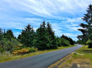 710 Island Cir SE, Ocean Shores, WA 98569