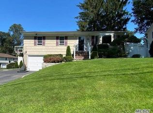 33 Woodland Dr, Kings Park, NY 11754