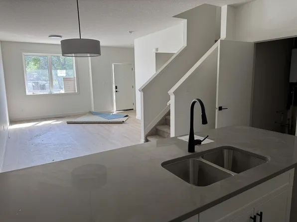 9636 160th St NW #1, Edmonton, AB T5P 3C6