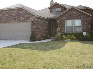 5310 S Skylane Dr, Sand Springs, OK 74063