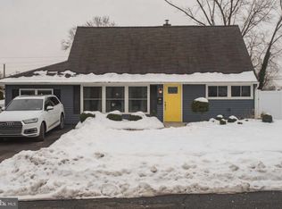 105 Twin Oak Dr, Levittown, PA 19056