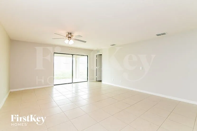3 bed, 2.0 bath, 1693 sqft, $2,010 — Photo 3