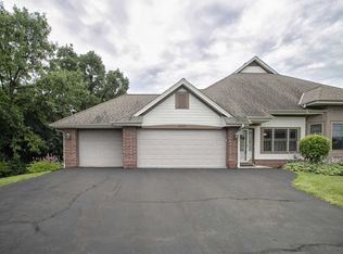 8420 S Deerwood Ln #33, Franklin, WI 53132
