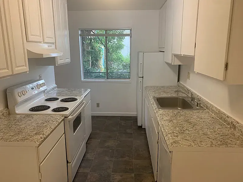 2 bed, 2.0 bath, 850 sqft, $1,798 — Photo 2