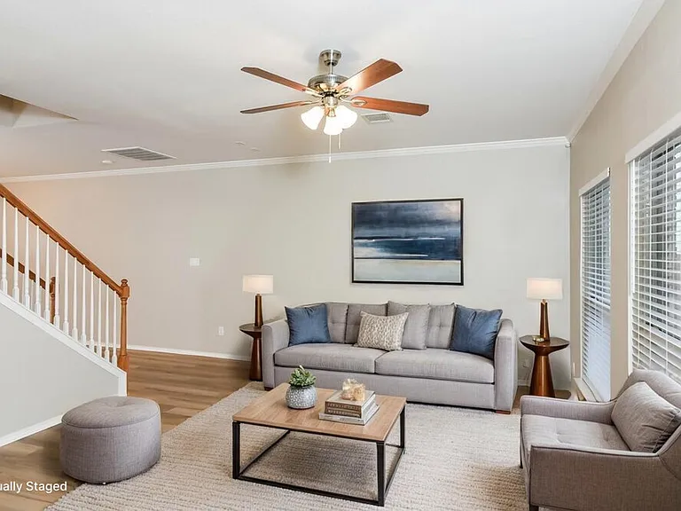 9202 Hilltop Crossing Dr — Photo 5