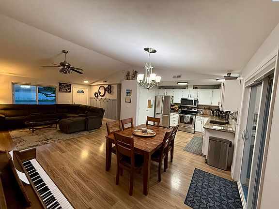 4th image of 2924 Iris St