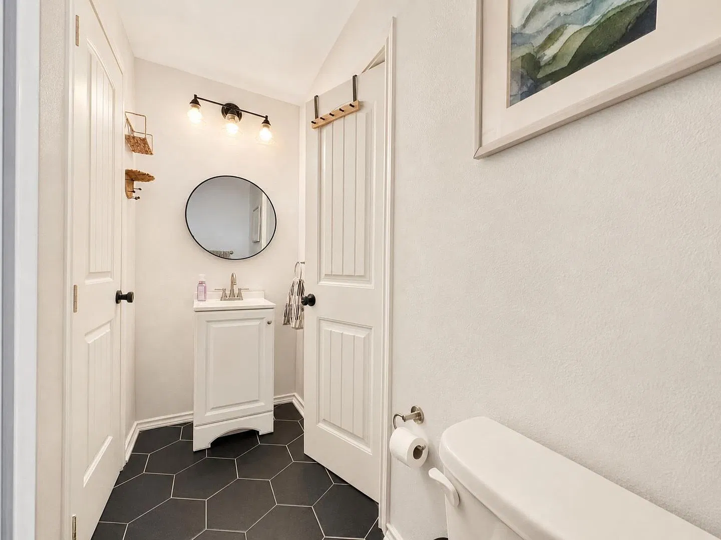 Location, Charm & Modern Updatesthis One Has It All! — Photo 4