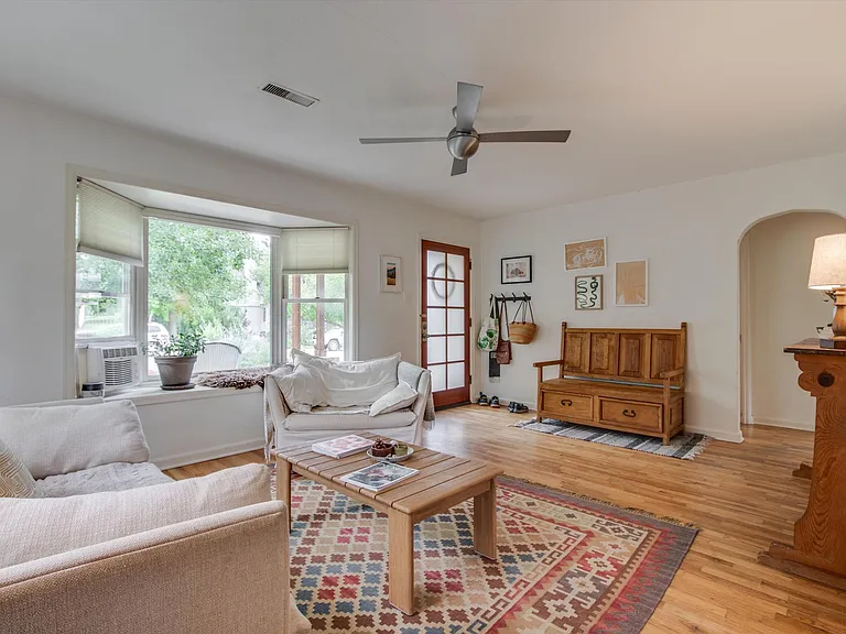 810 Hawthorn Ave — Photo 3
