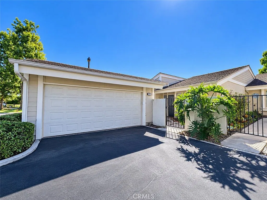 3 bed, 1401 sqft, $4,300 — Photo 1