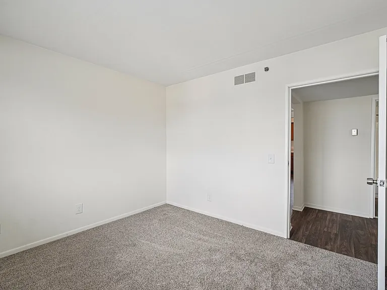 River Place Luxury Apartments — Photo 30