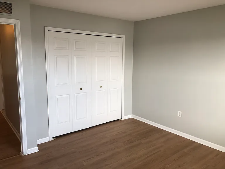 1112 Fountain View Cir — Photo 18