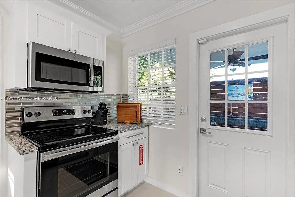 Building Photo - 1075 NE 12th Ave #1075