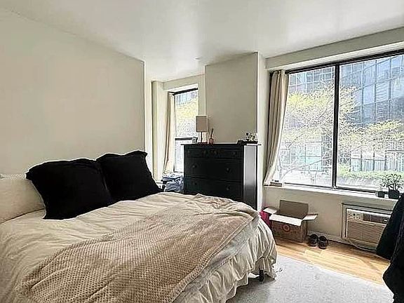 5th image of 114 E 40th St #4D1