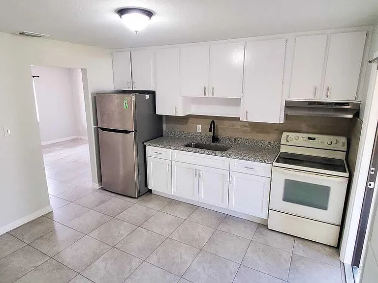 2578 Seneca Ave — Photo 3