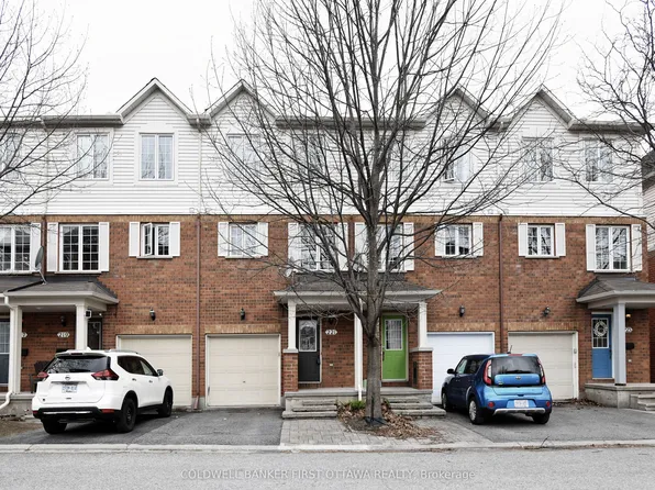 90 Edenvale Dr #221, Ottawa, ON K2K 3N9