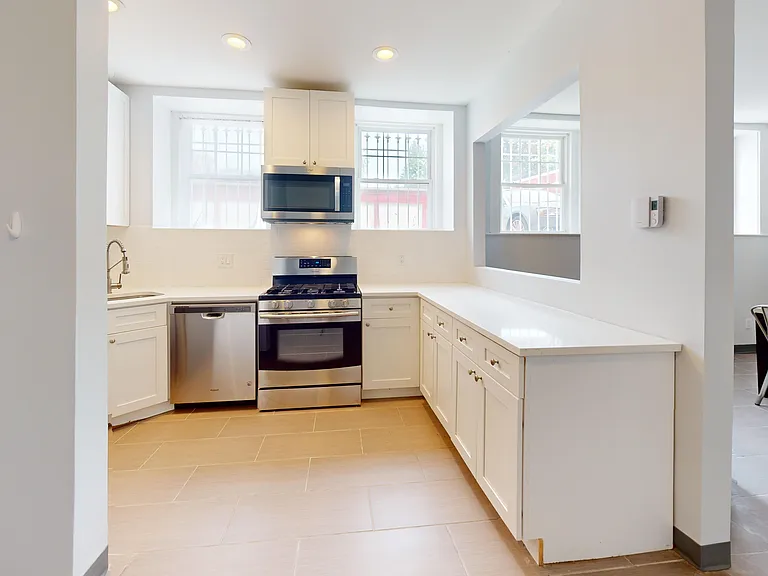 245 Whitney Ave #2L — Photo 15