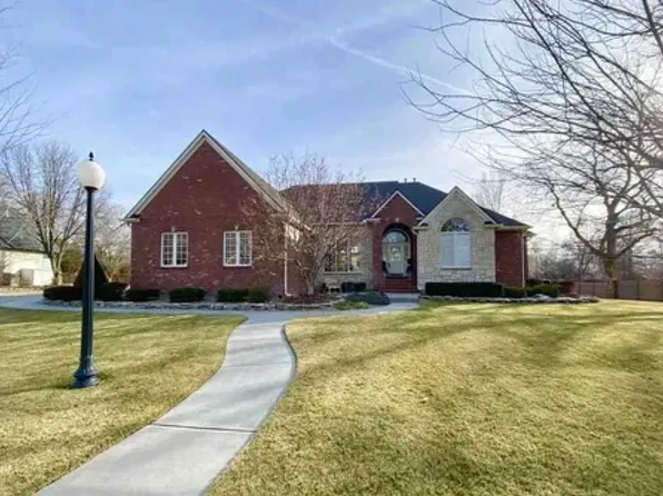 2534 Briarwood Ln, Hutchinson, KS 67502