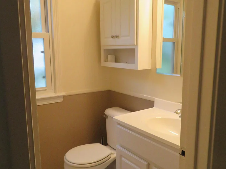 1327 Genesee Ave — Photo 8
