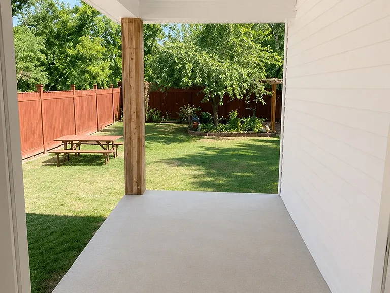 132 Elmwood Rd #MAIN FLOOR — Photo 11