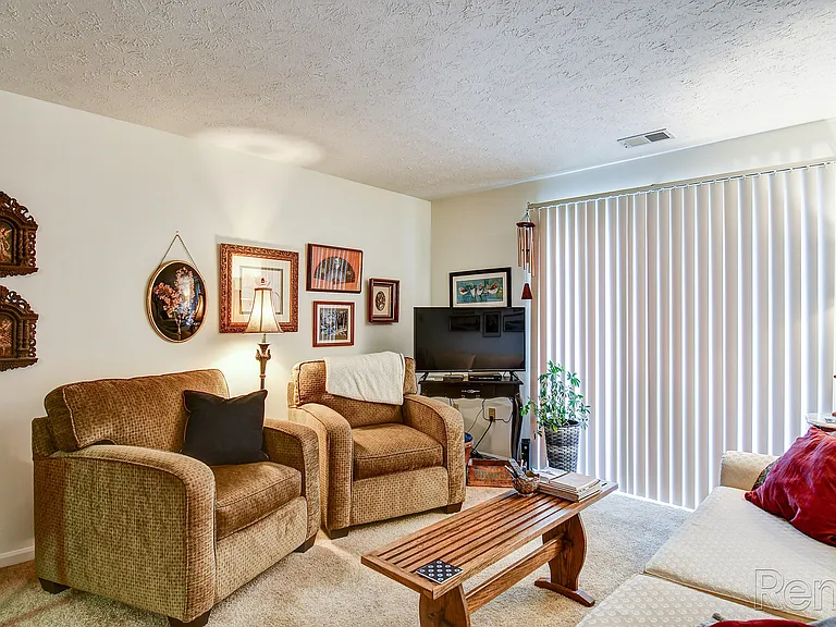 Hickory Knoll Apartments — Photo 13