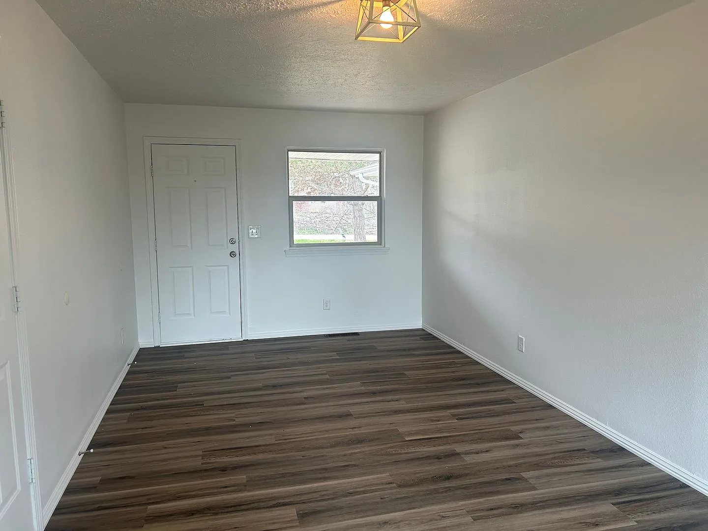 Newly Renovated 3 bedroom home — Photo 2