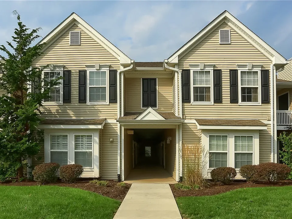 2208 Lenox Oval