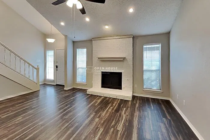 3 bed, 2.5 bath, 1840 sqft, $2,425 — Photo 3