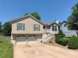 1524 NE Jade St, Lees Summit, MO 64086