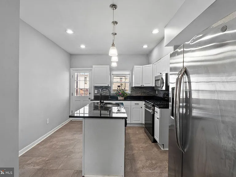 324 Oldham St — Photo 9