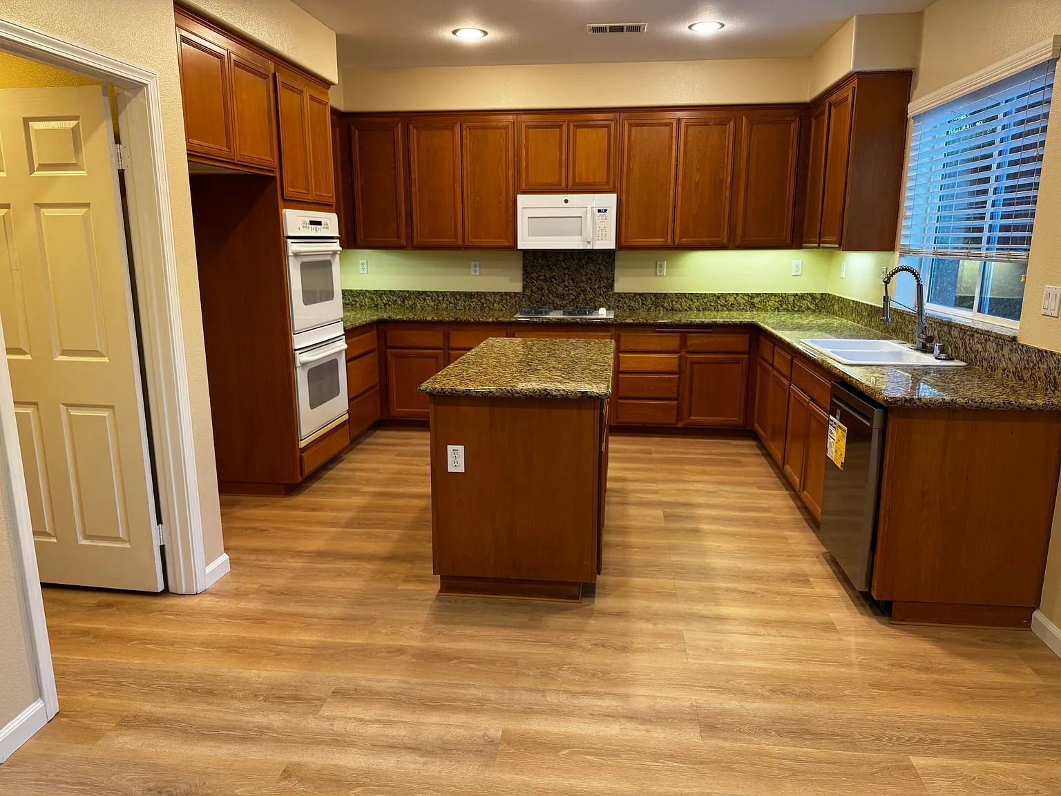 4 bed, 2827 sqft, $5,000 — Photo 4