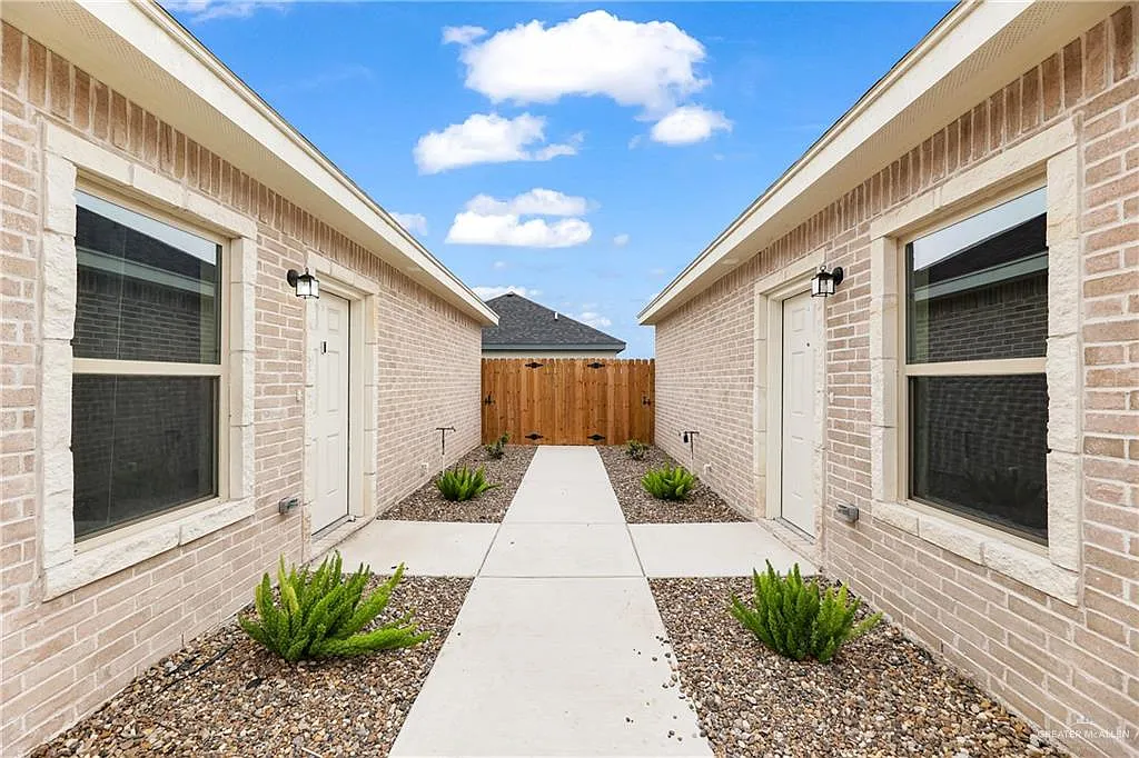 2 bed, 2.0 bath, 992 sqft, $1,075 — Photo 3
