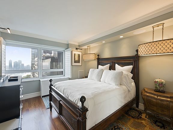 5th image of 240 E 47th St APT 19D