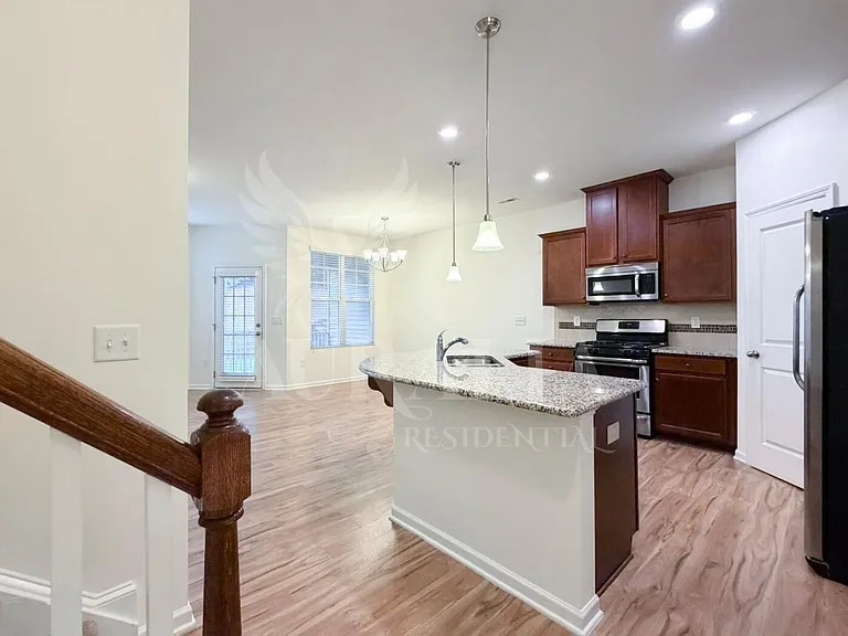 907 Saratoga Dr — Photo 7