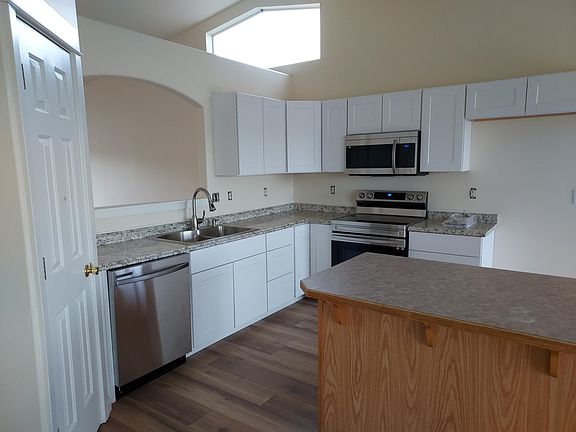 4th image of 542 NE Marigold St