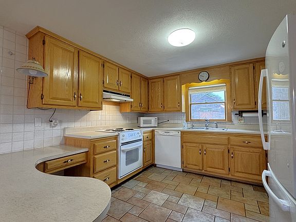 4th image of 144 Main St